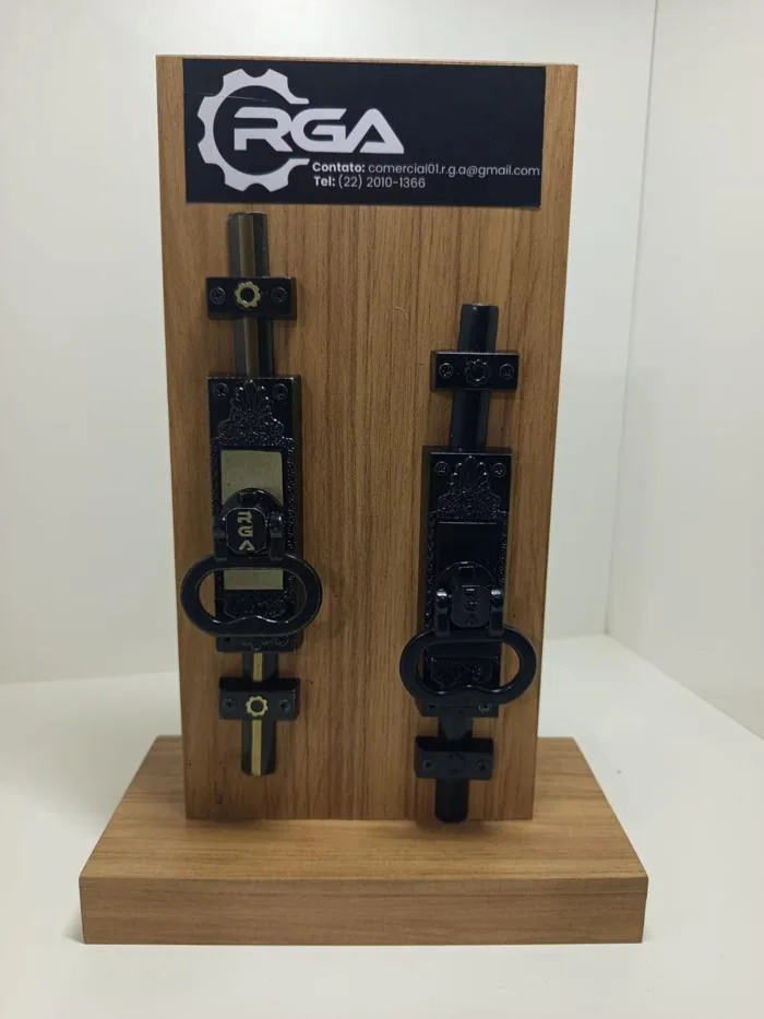 Expositor de cremonas com a marca R.G.A